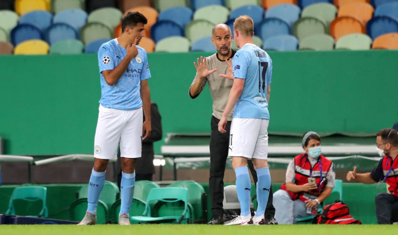 Guardiola dà indicazioni a De Bruyne e Rodri