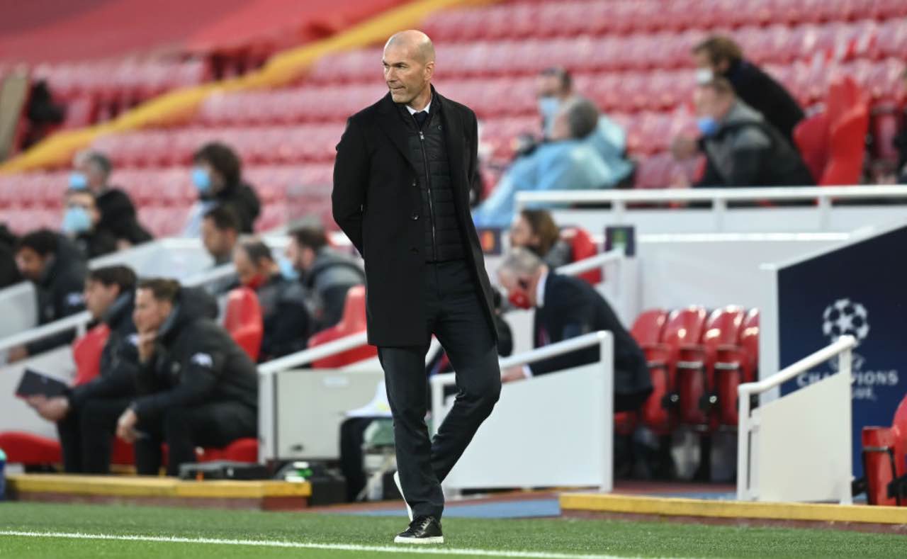 Zidane passeggia in panchina