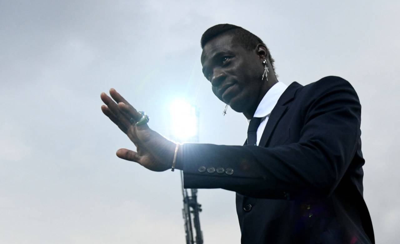 Balotelli saluta 