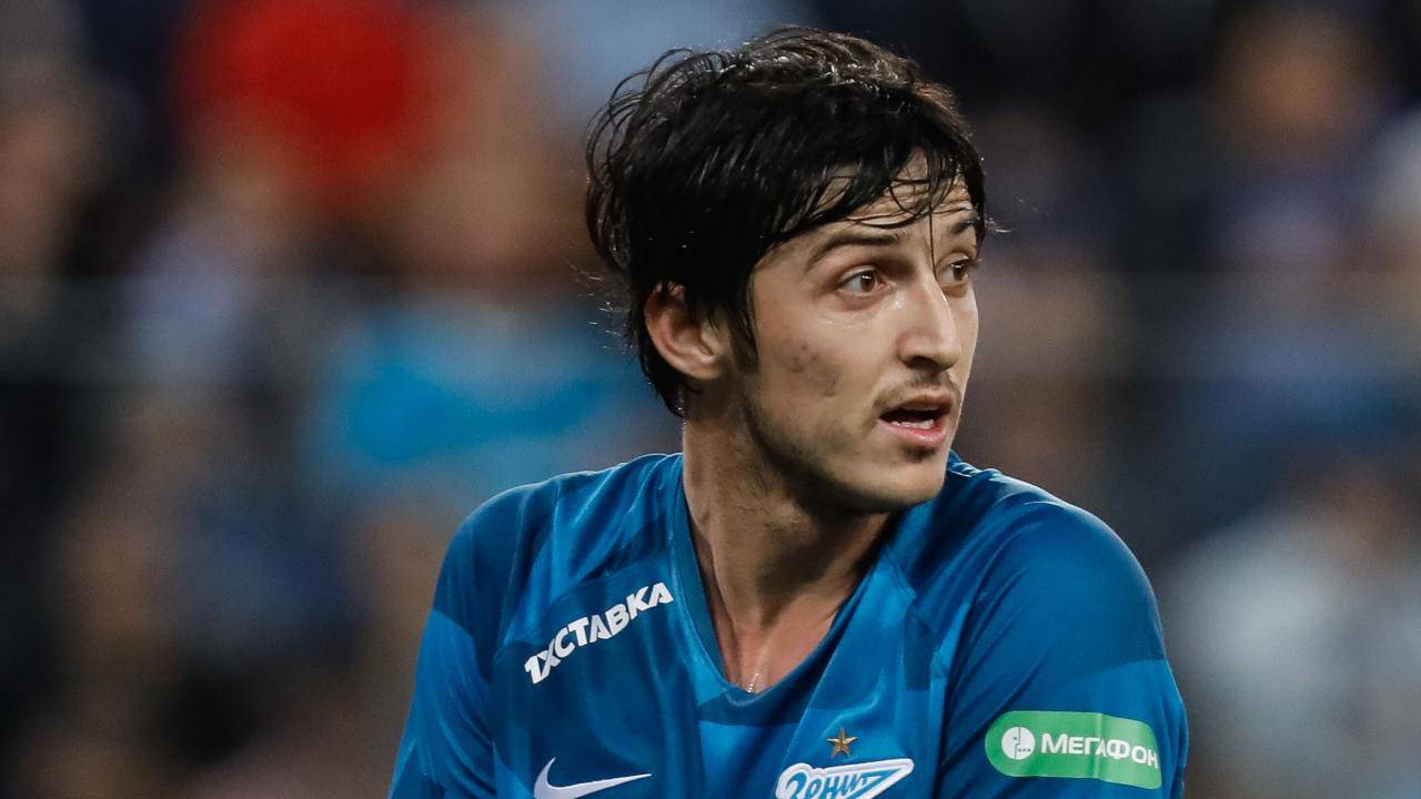 Sardar Azmoun discute