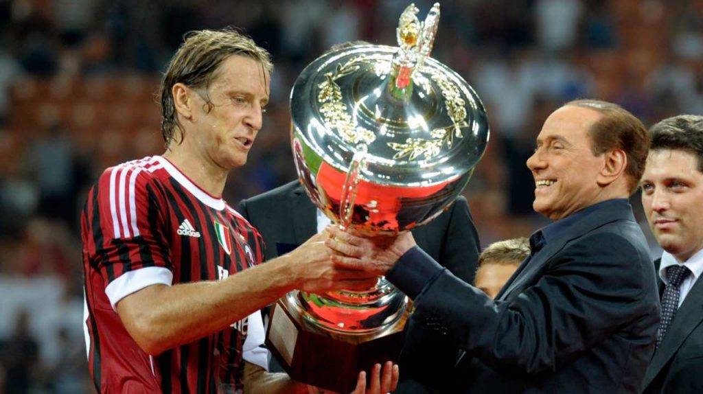 Ambrosini e Berlusconi con il Trofeo