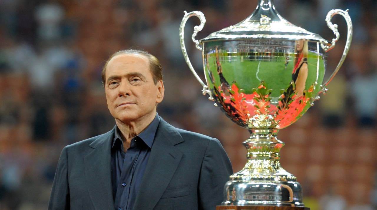 Berlusconi con il Trofeo