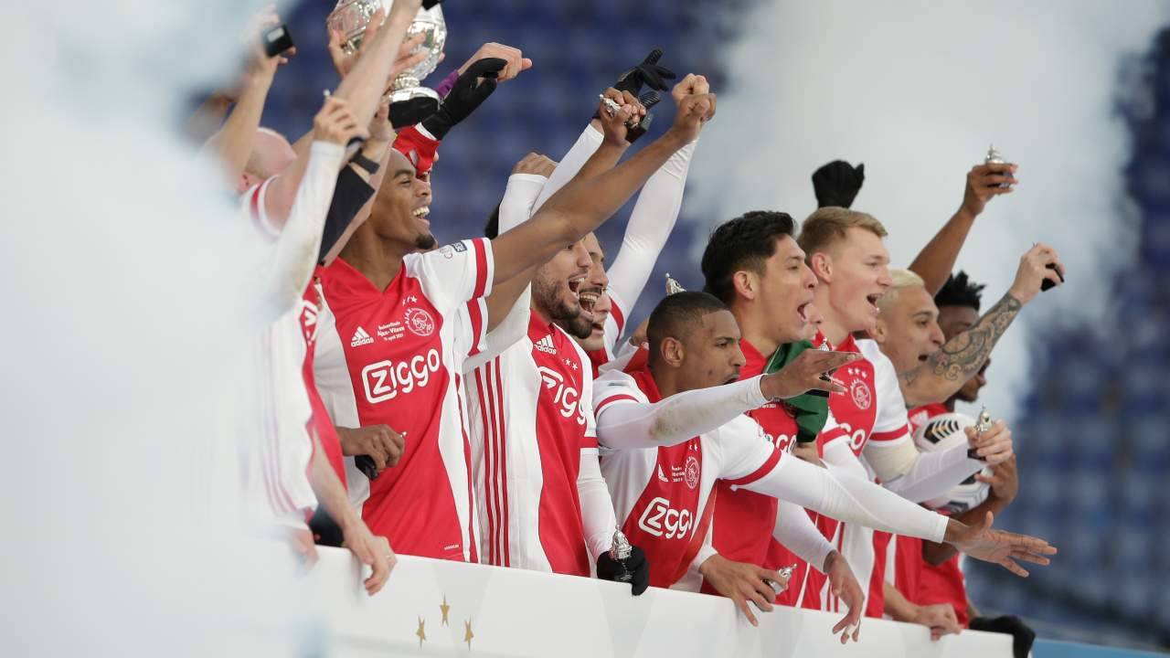 Ajax esulta per la coppa