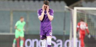 Vlahovic all'uscita dal campo con la Fiorentina