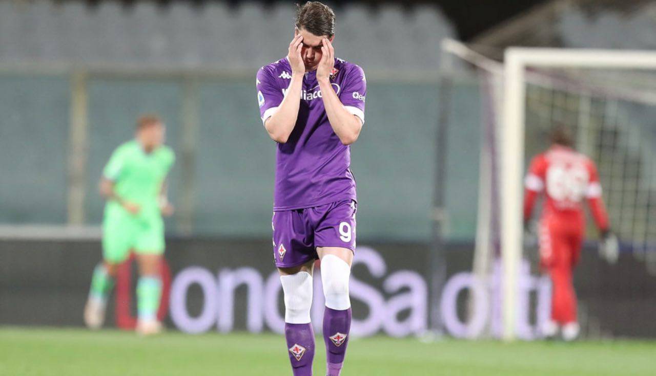 Vlahovic all'uscita dal campo con la Fiorentina