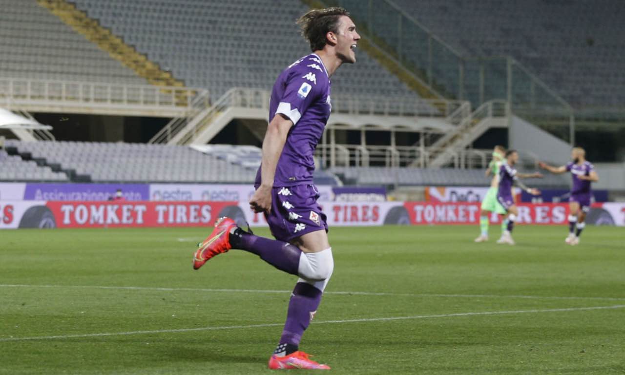 Vlahovic esulta con la Fiorentina 