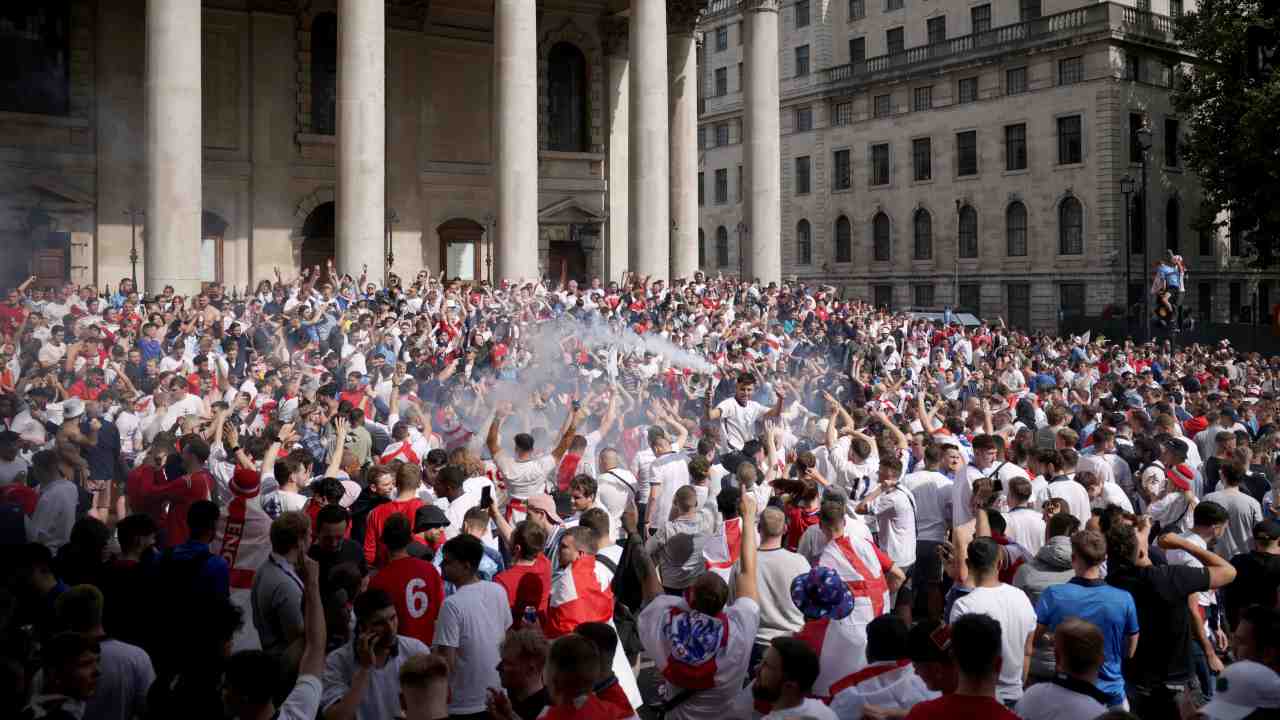 Londra, deturpata bandiera dell'Italia