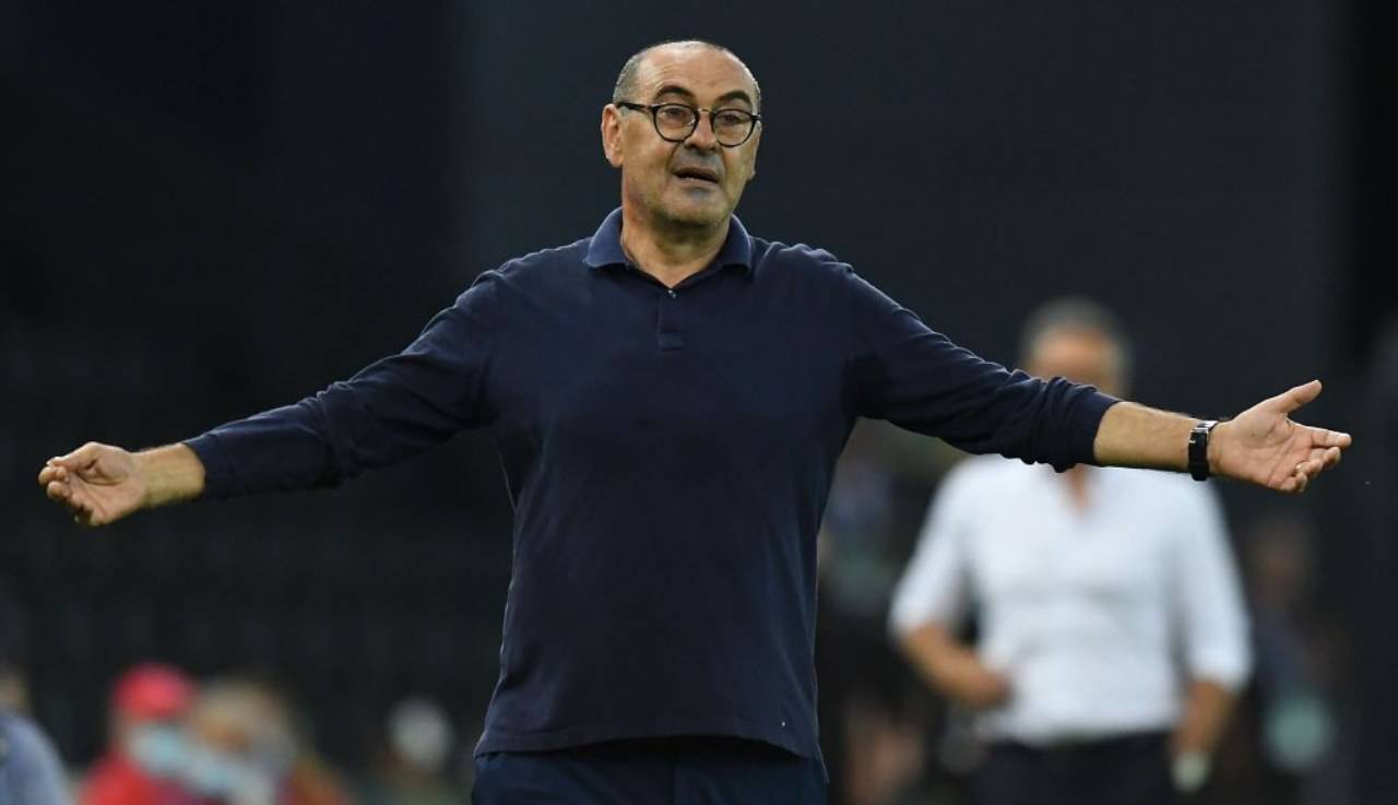 Sarri allarga le braccia