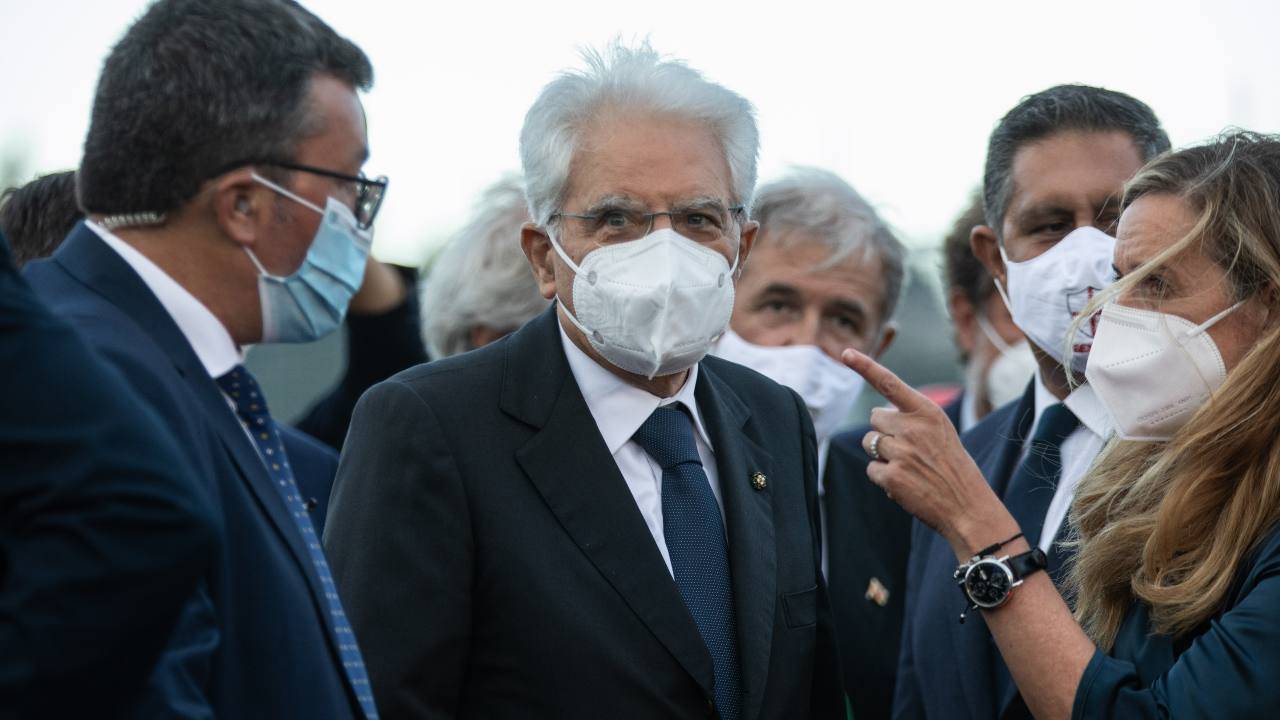 Sergio Mattarella con la mascherina