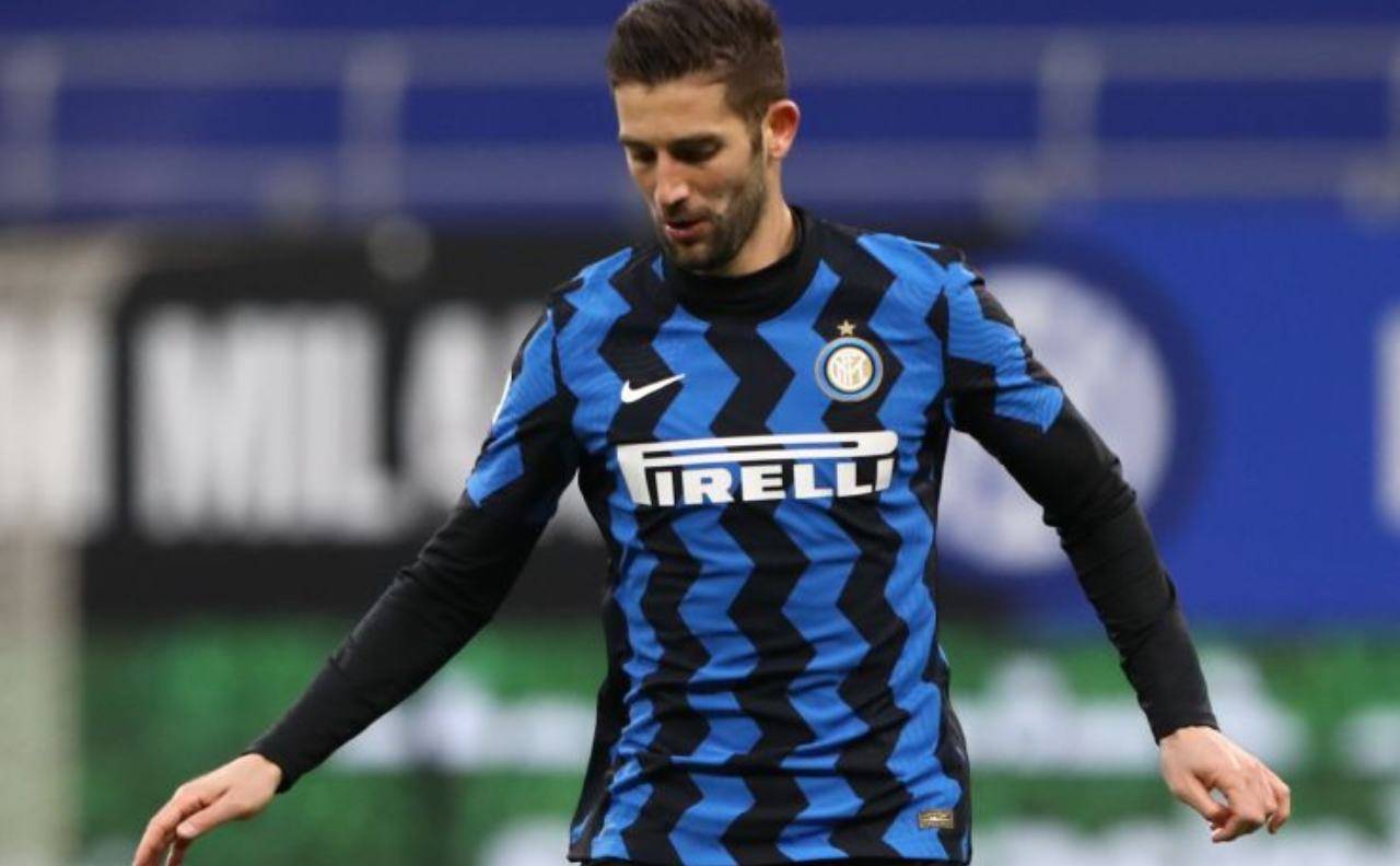 Gagliardini guarda il pallone 