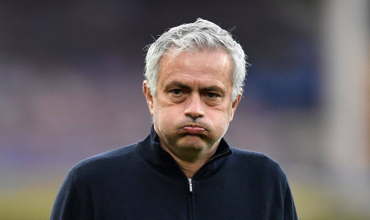 il tecnico della Roma José Mourinho sbuffa