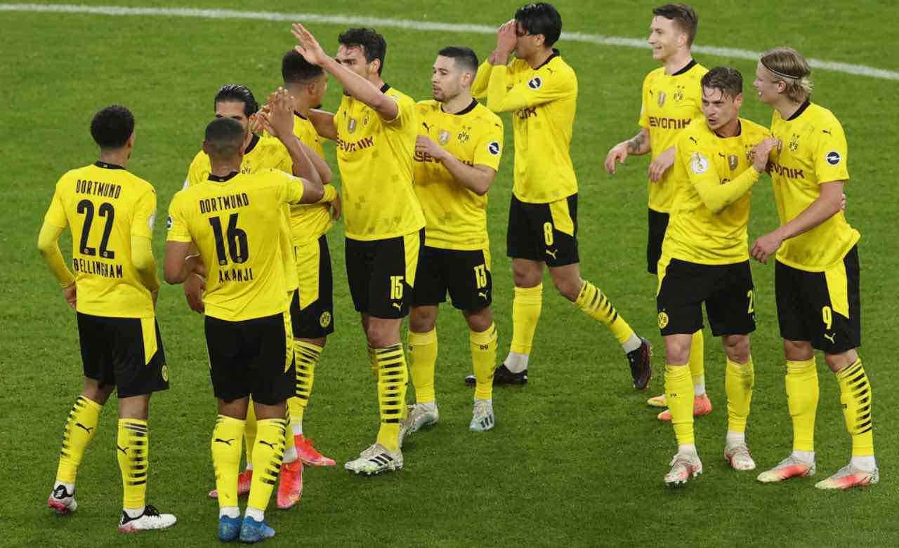 Sancho esulta con i compagni del Borussia Dortmund
