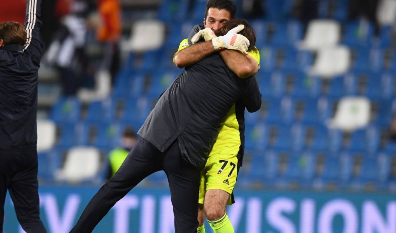 Pirlo e Buffon si abbracciano