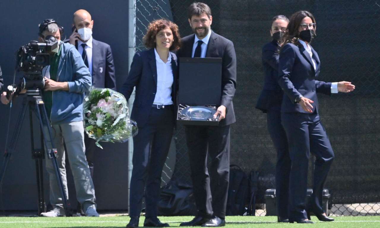 Agnelli e Rita Guarino con un premio