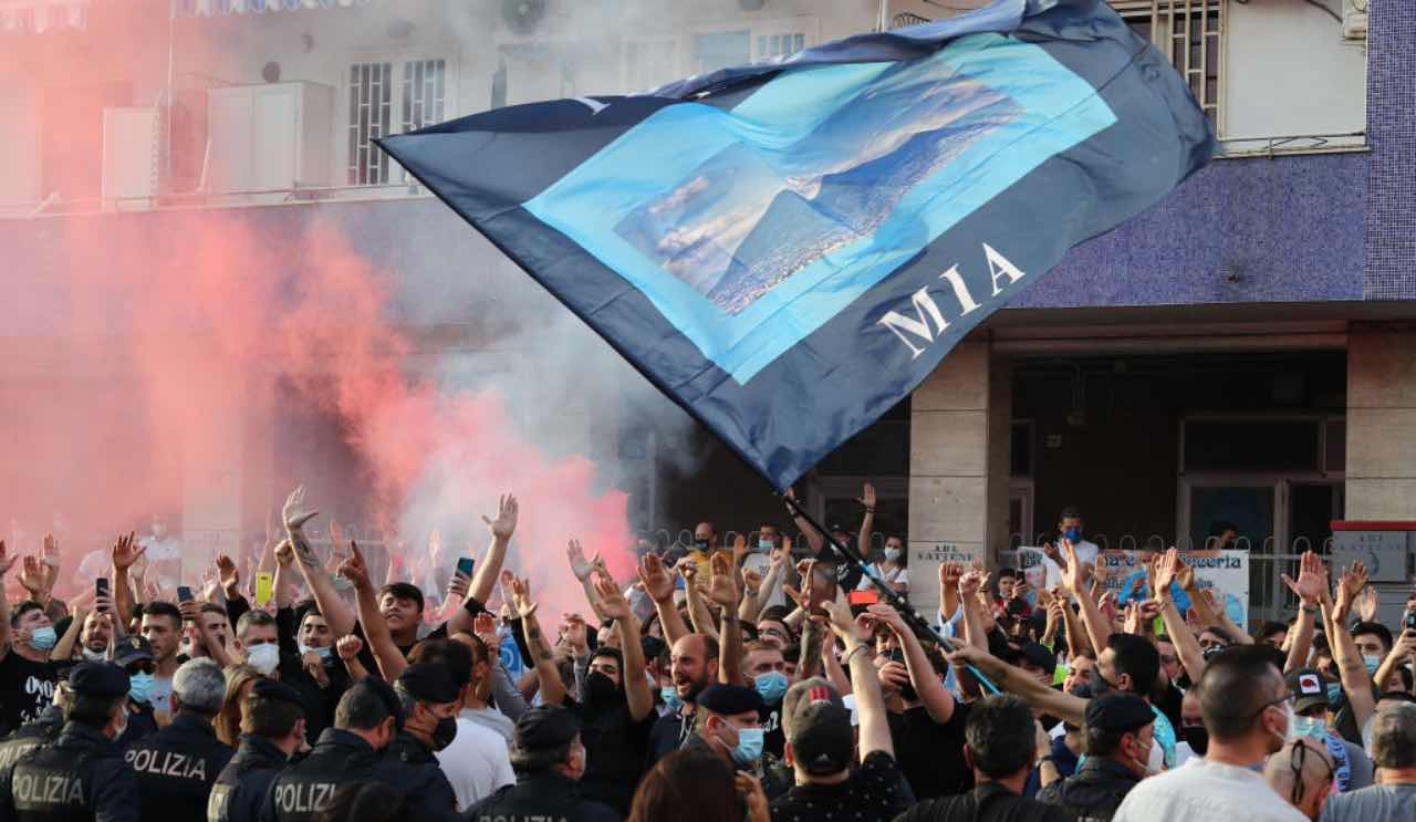 Tifosi del Napoli all'esterno del Maradona