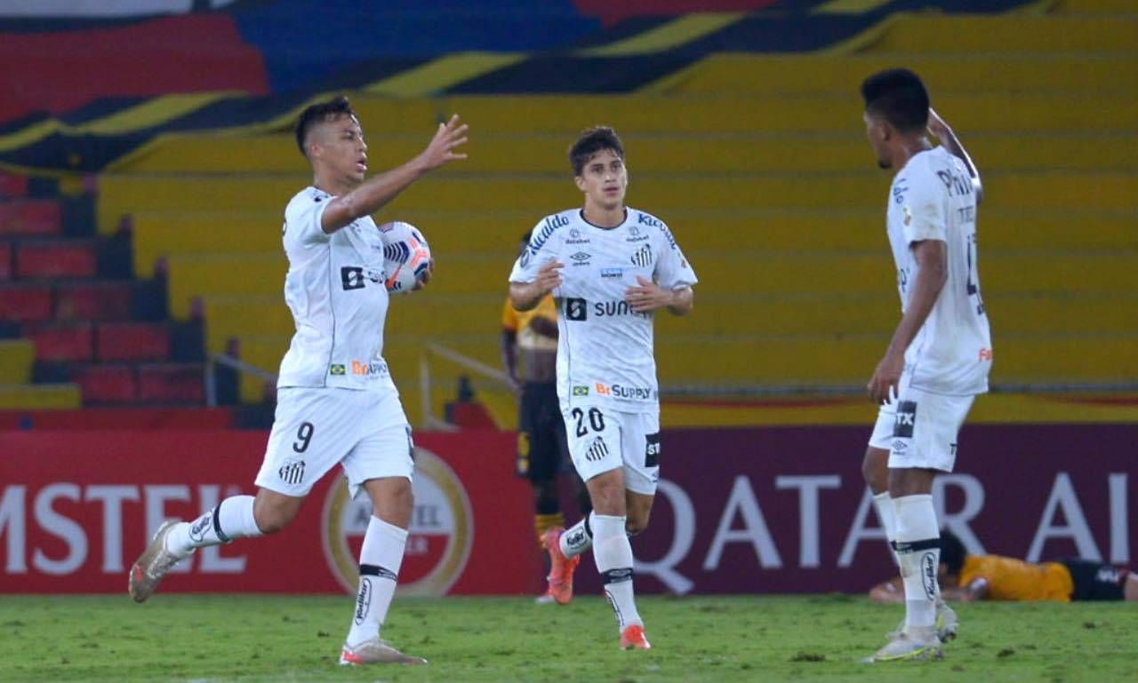Santos, Kaio Jorge esulta coi compagni dopo un gol