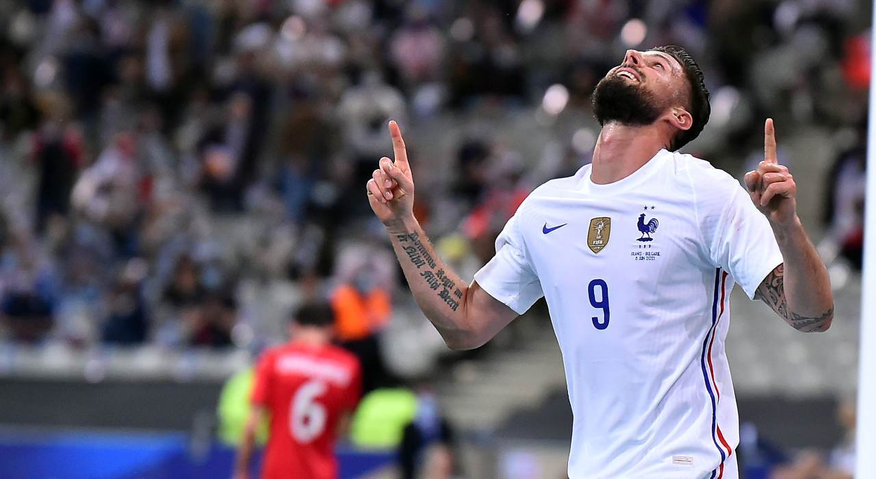 Giroud guarda in alto
