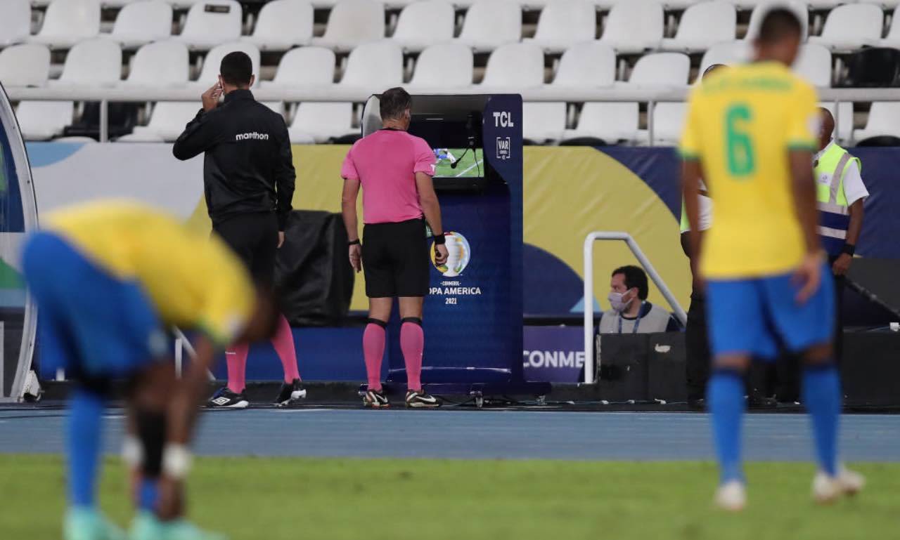 L'arbitro Loustau al VAR durante Brasile-Cile 