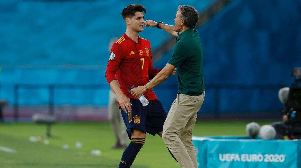 Morata e Luis Enrique si abbracciano