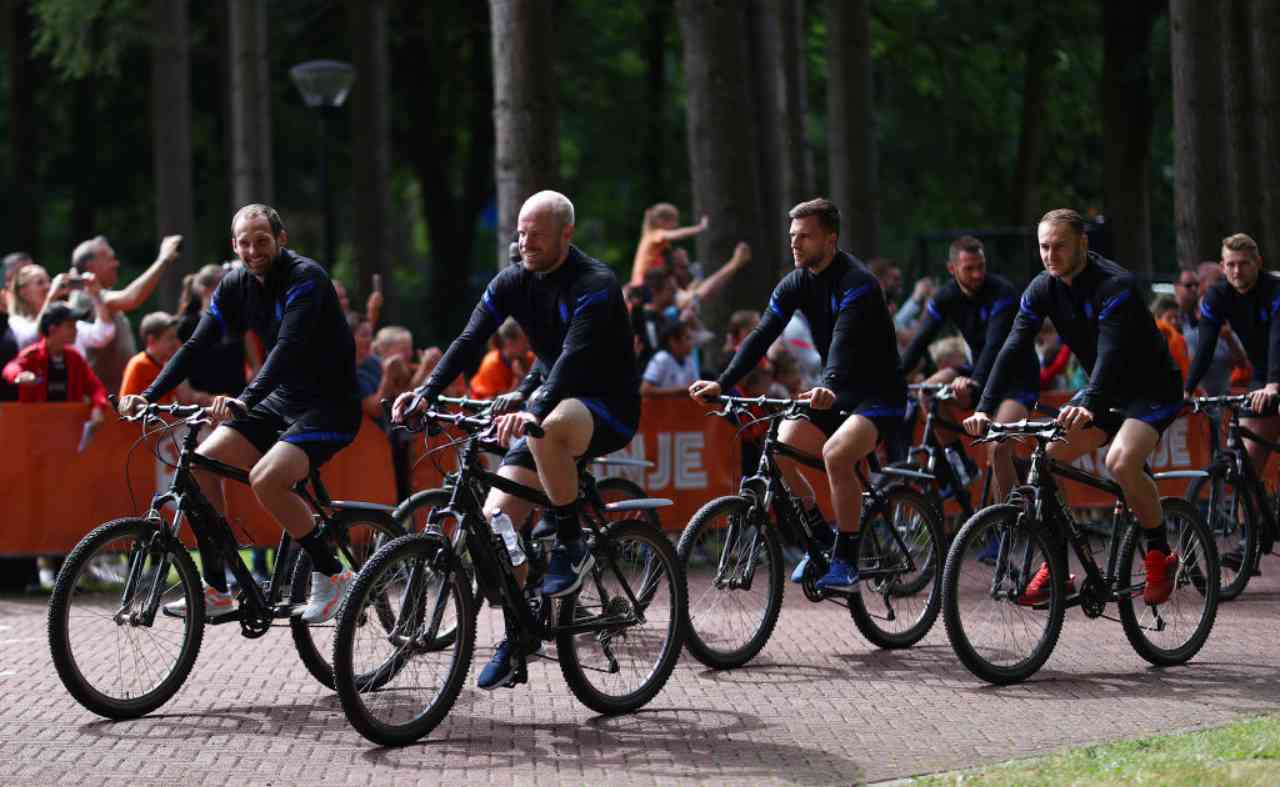 Blind, Klaassen, Veltman, Koopmeiners in bicicletta