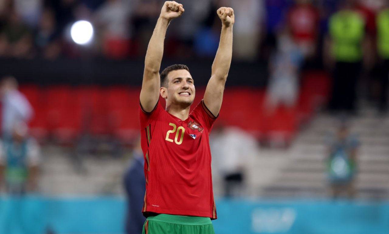 Diogo Dalot esulta col Portogallo, EURO 2020