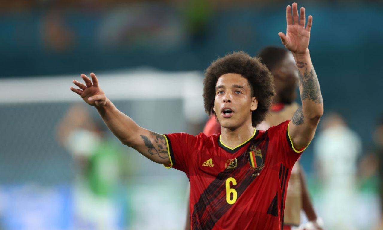 Witsel alza le braccia 