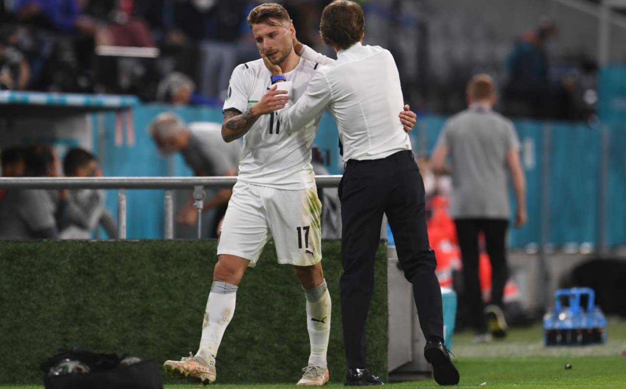 Mancini abbraccia Immobile all'uscita dal campo 