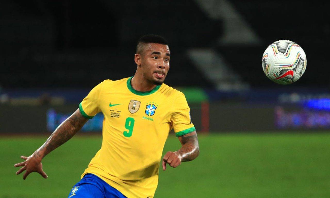 Gabriel Jesus guarda la palla 