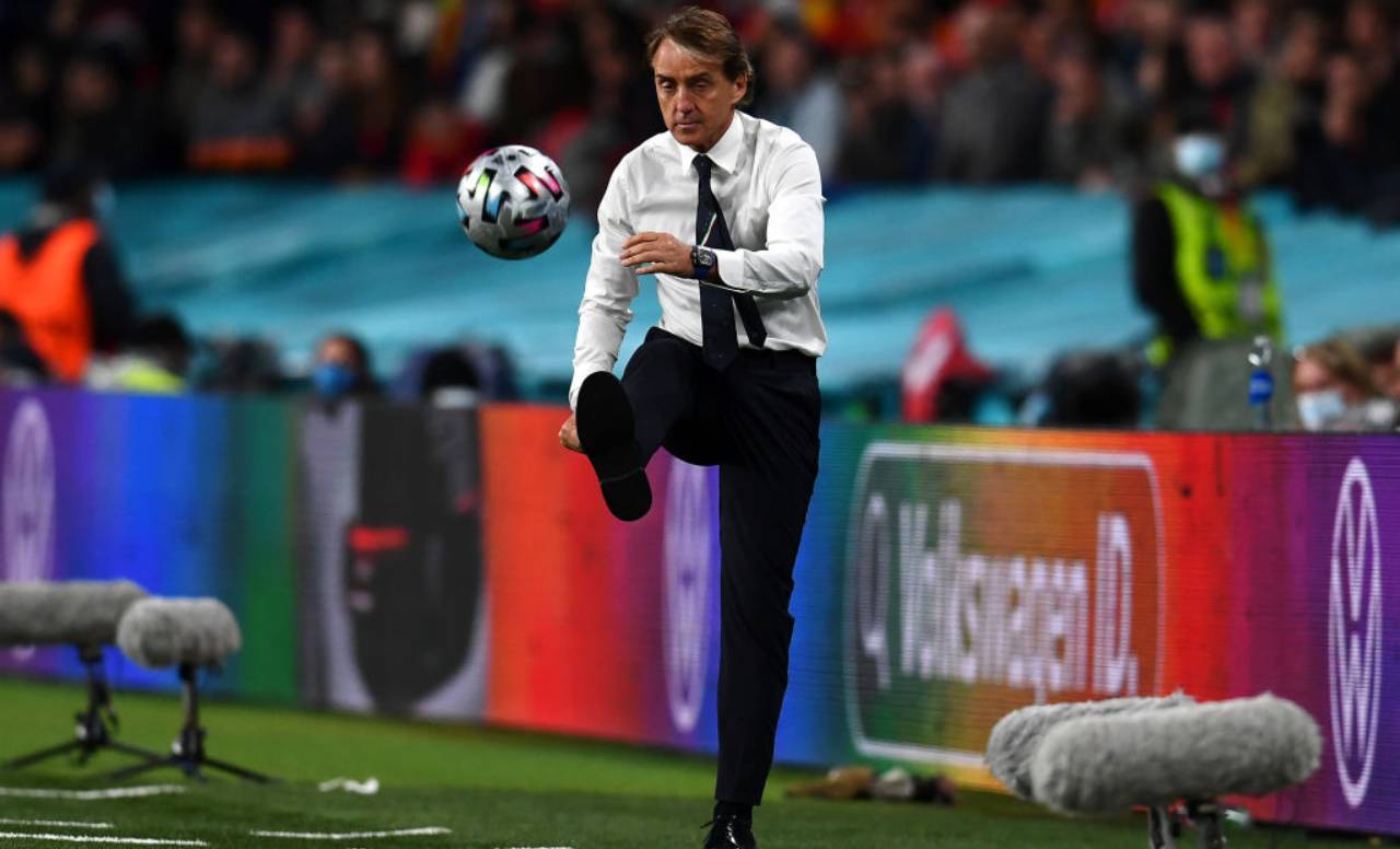 Mancini tira il pallone