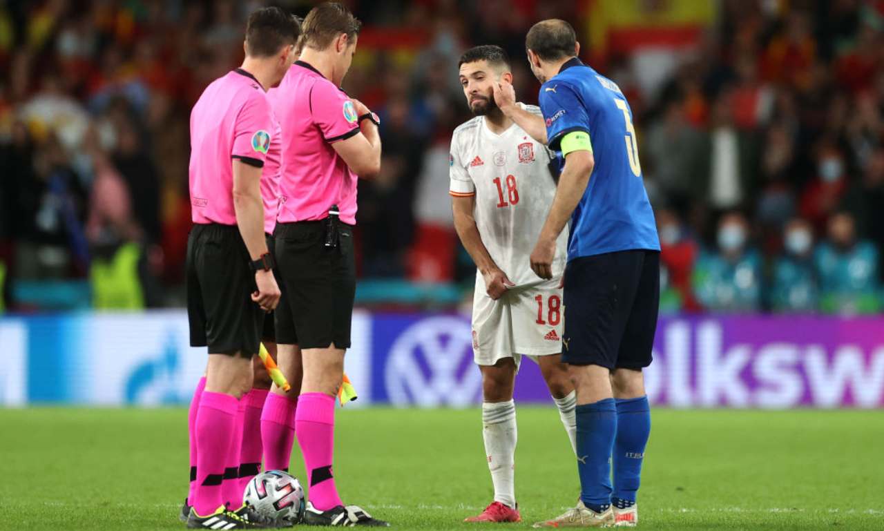 Chiellini scherza con Jordi Alba