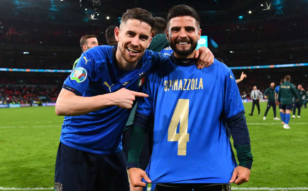 Jorginho ed Insigne mostrano la maglia di Spinazzola