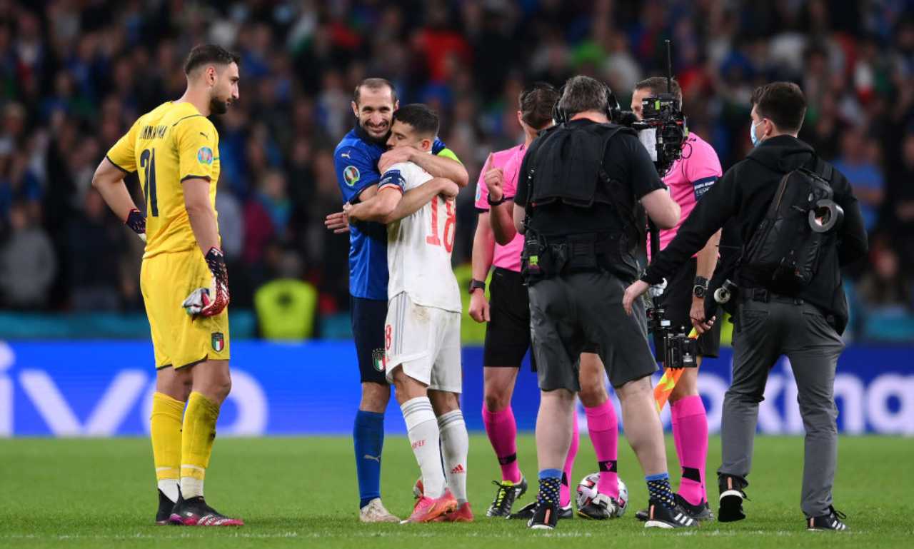 Chiellini e Jordi Alba si abbracciano