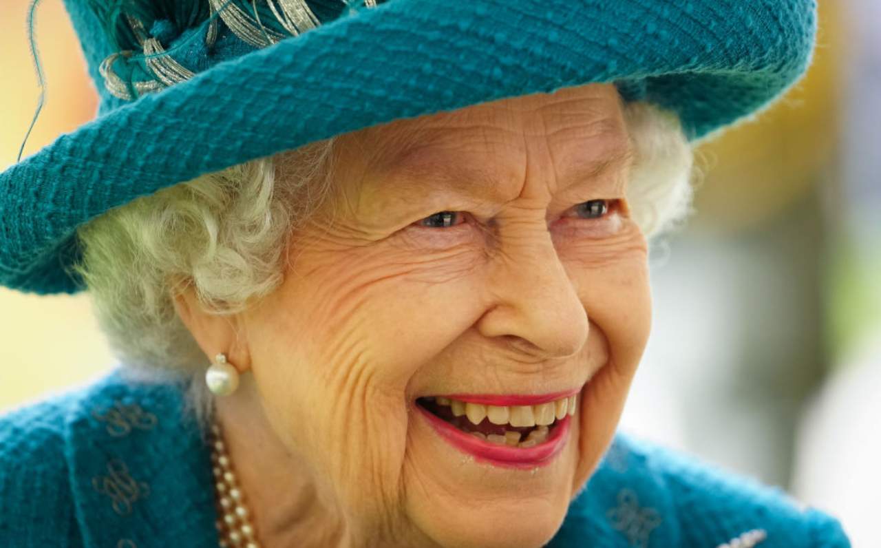 La Regina Elisabetta sorride