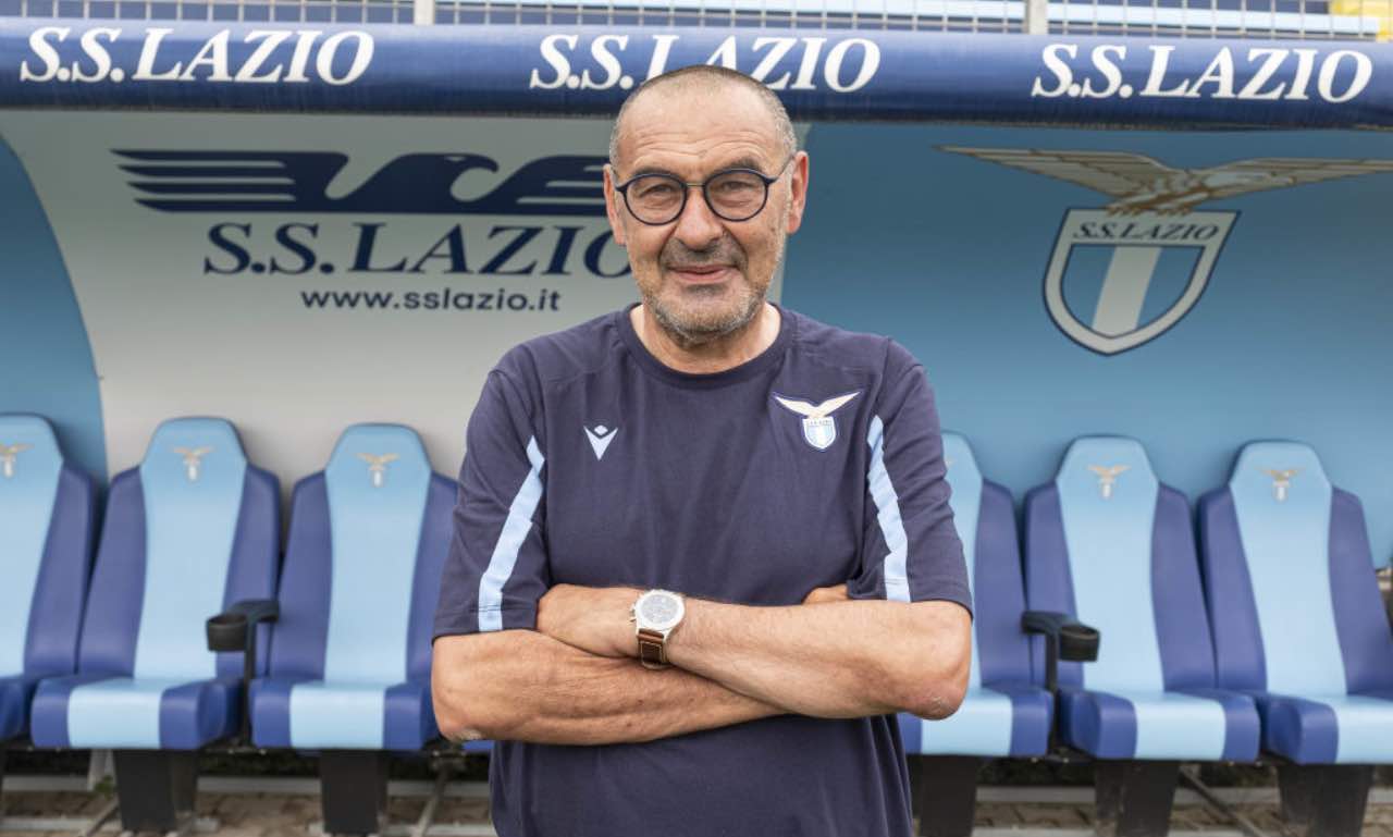 Sarri in posa sulla panchina della Lazio