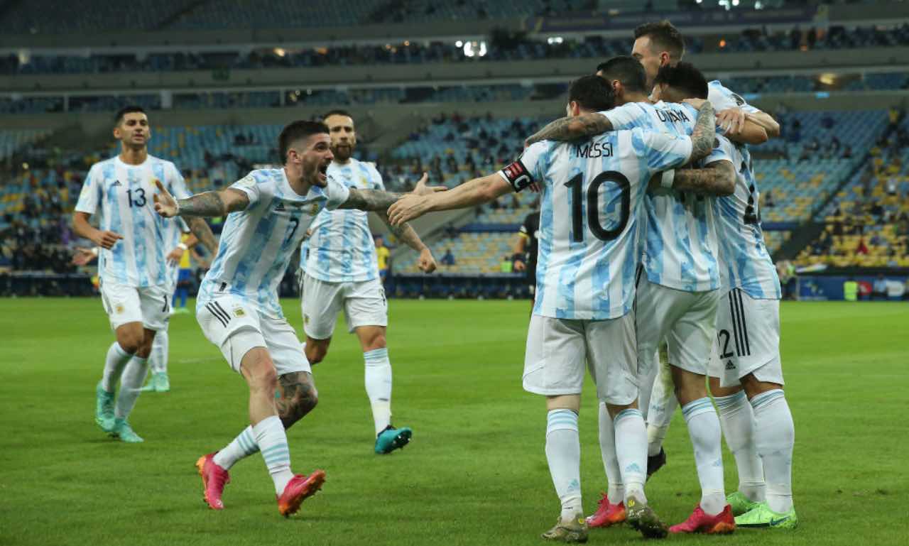 L'Argentina festeggia il gol di Di Maria contro il Brasile