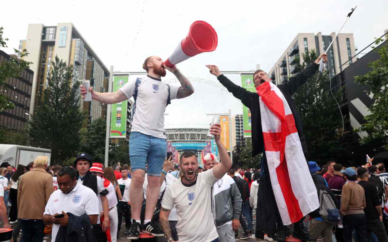 Tifosi inglesi cantano 