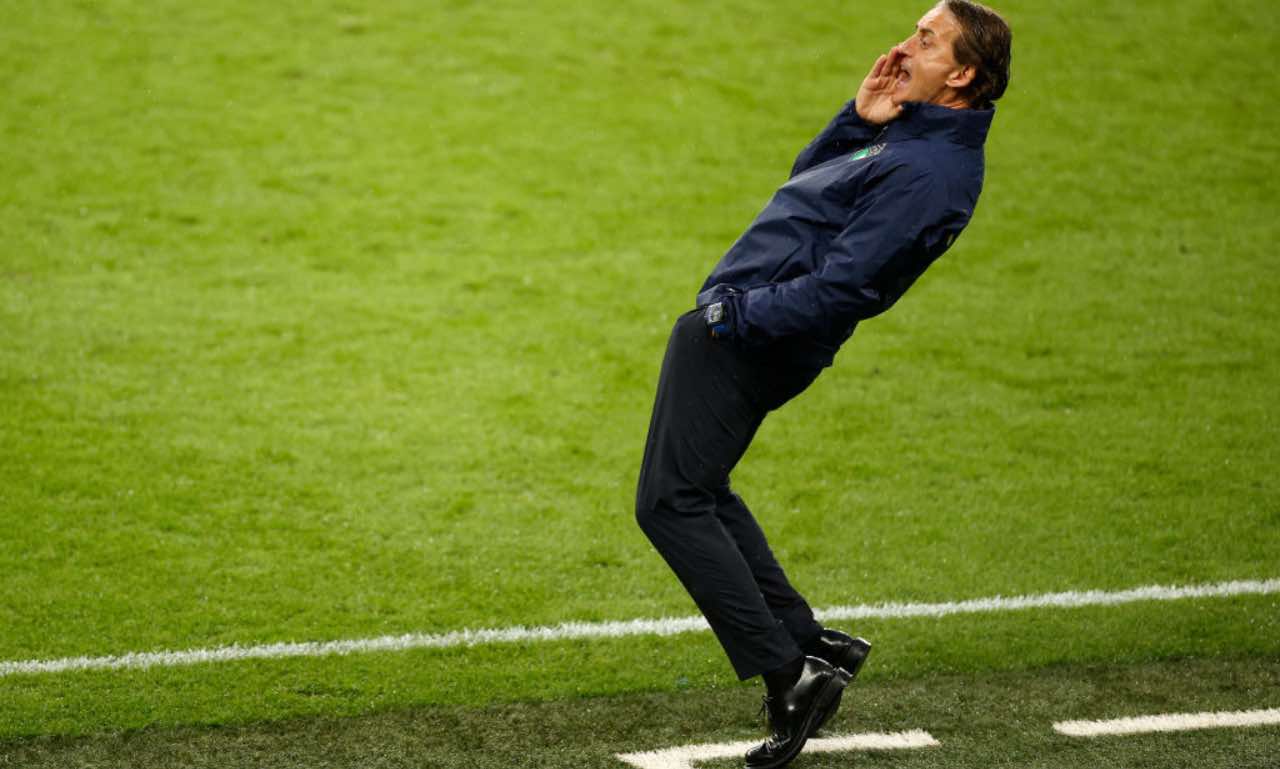 Mancini dà indicazioni ai suoi