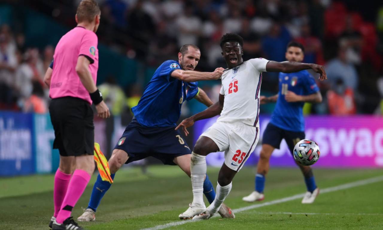Chiellini allarga la maglia a Saka
