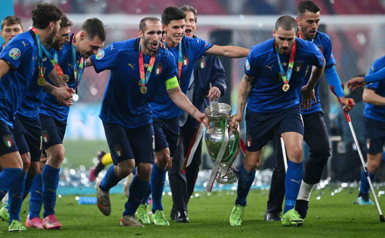 Bonucci e Chiellini con la coppa 