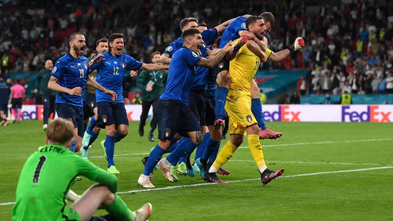 Gigio Donnarumma esulta con i compagni