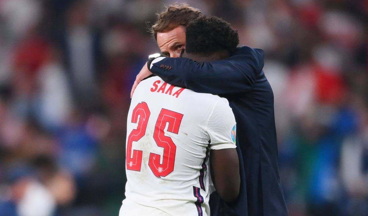 Saka abbracciato da Southgate