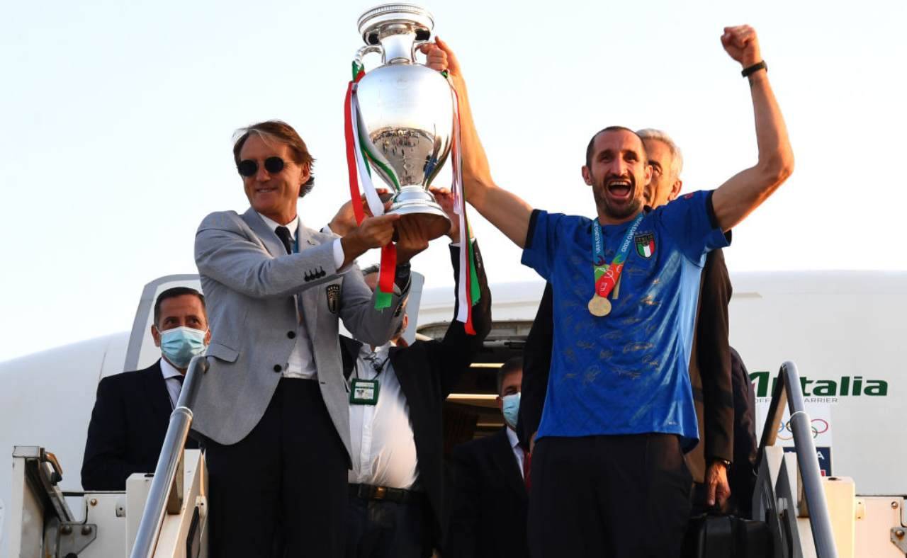 Mancini e Chiellini alzano il trofeo