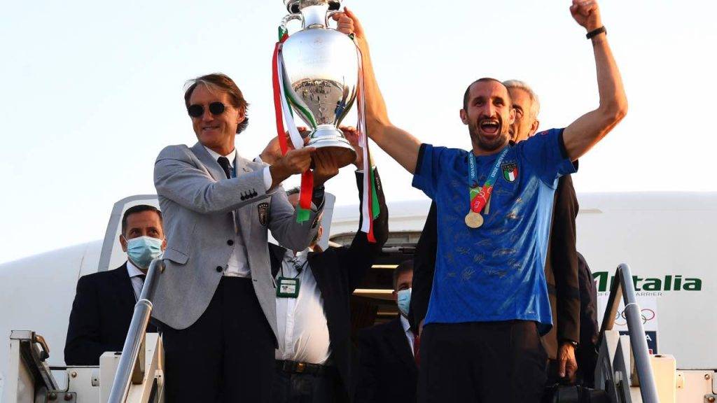 Mancini e Chiellini esultano con la coppa