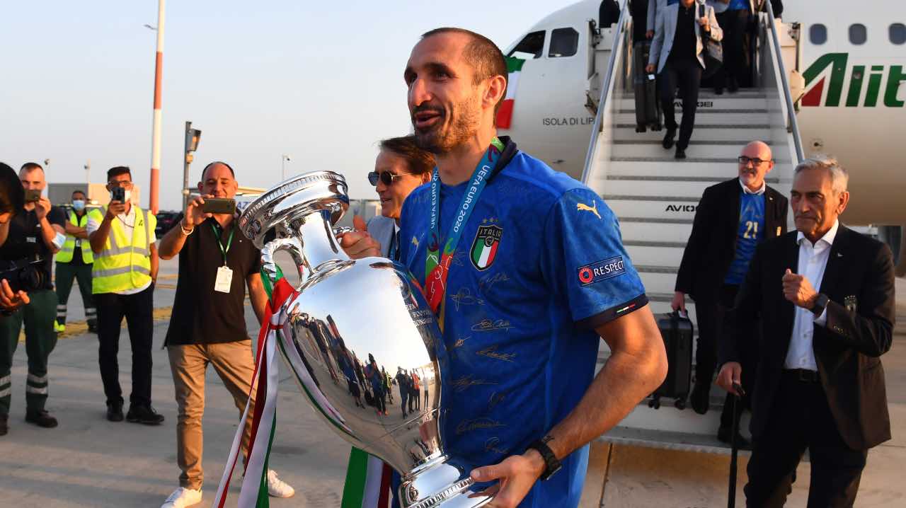 Chiellini con la coppa