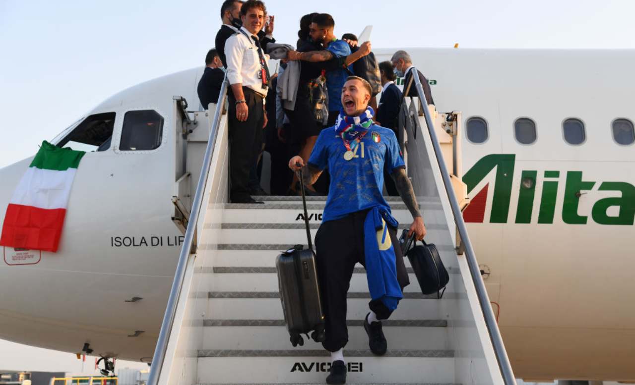 Bernardeschi scende dall'aereo