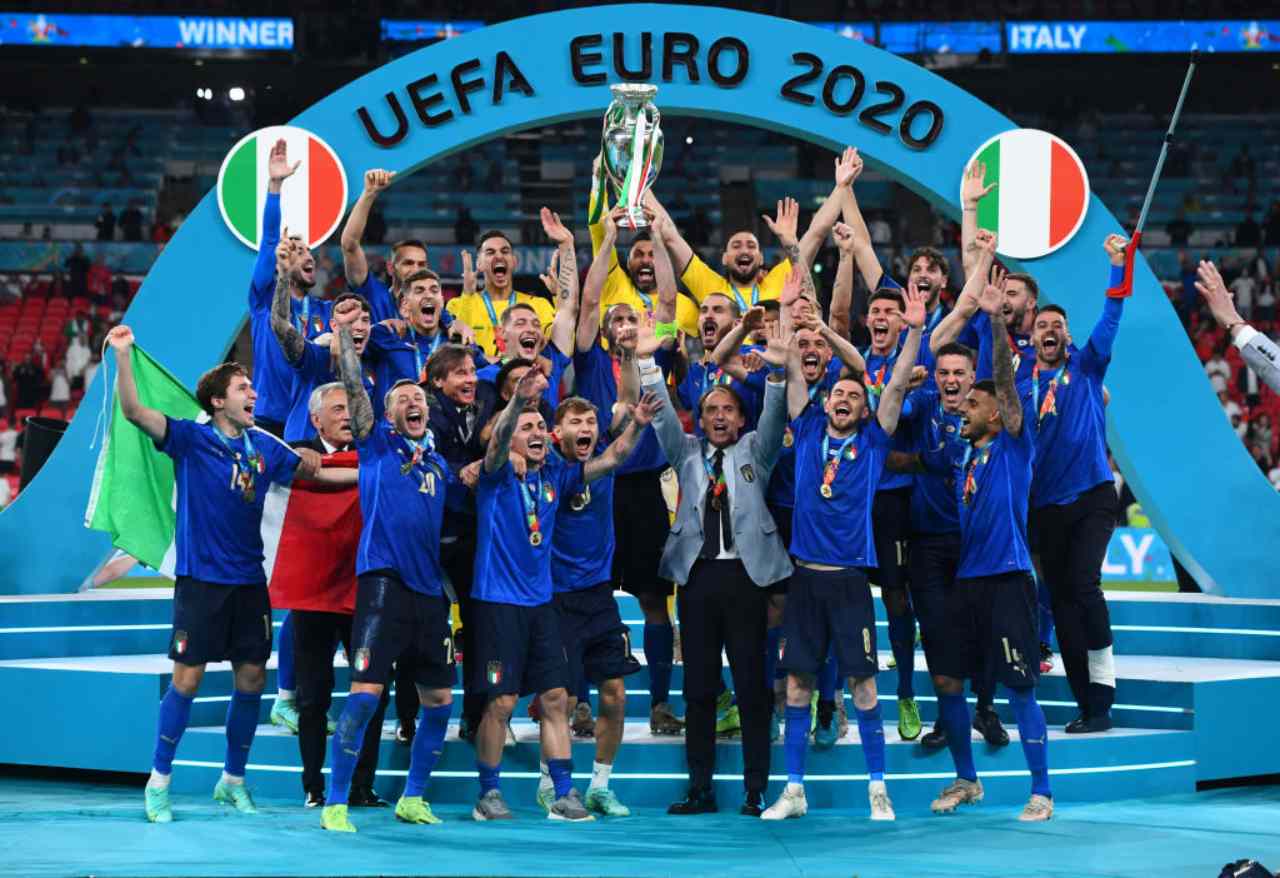 italia alza coppa euro 2020