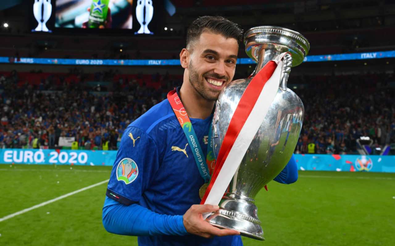 Leonardo Spinazzola col trofeo di Euro 2020 