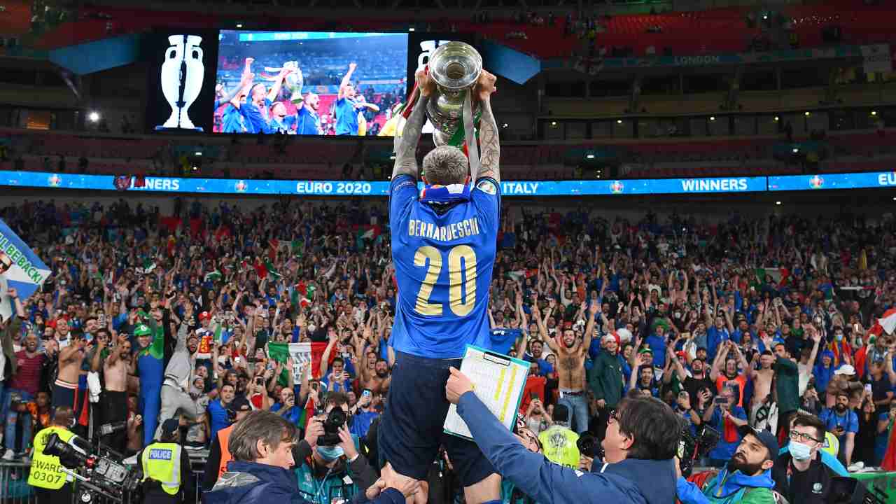 Bernardeschi solleva la coppa
