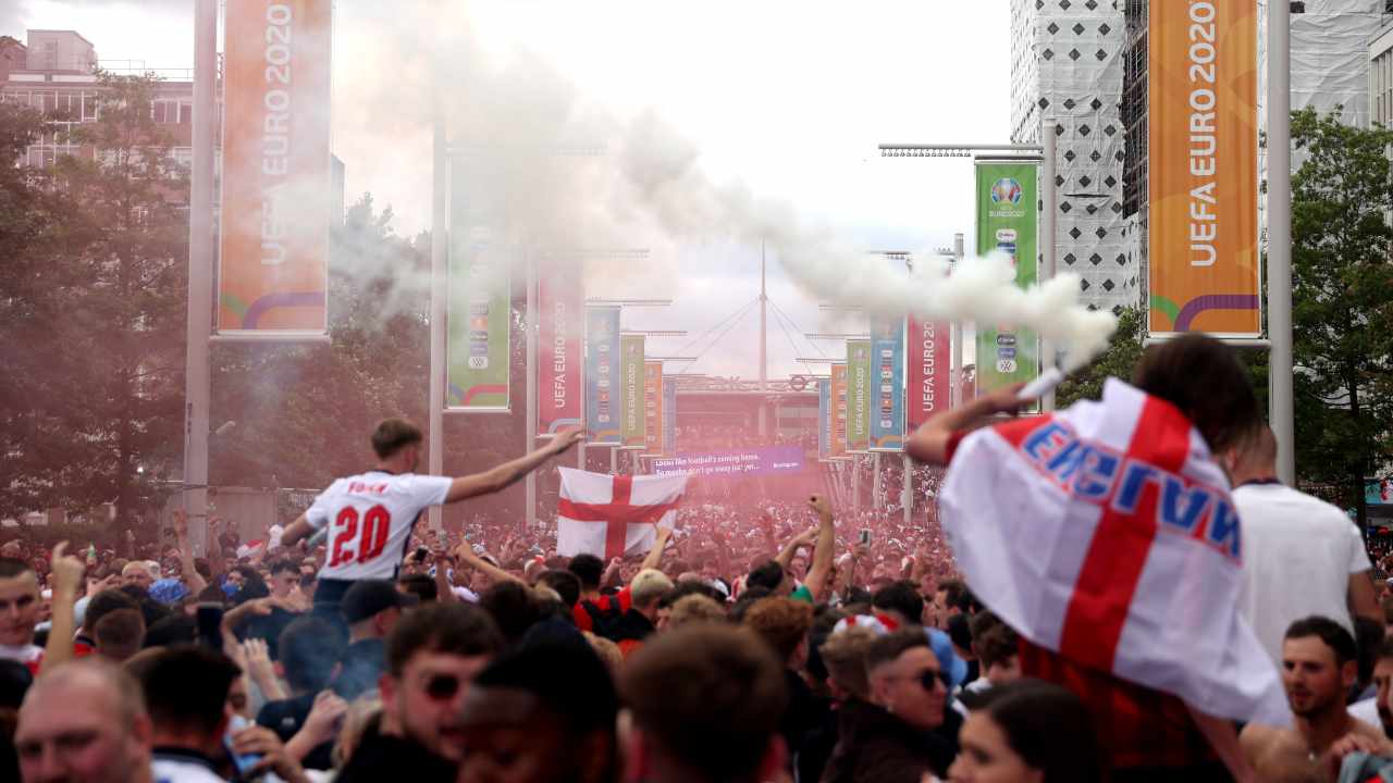 Tifosi inglesi all'esterno di Wembley