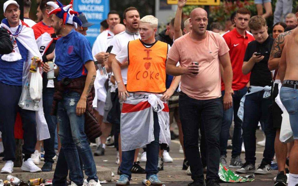 Tifosi inglesi all'esterno di Wembley